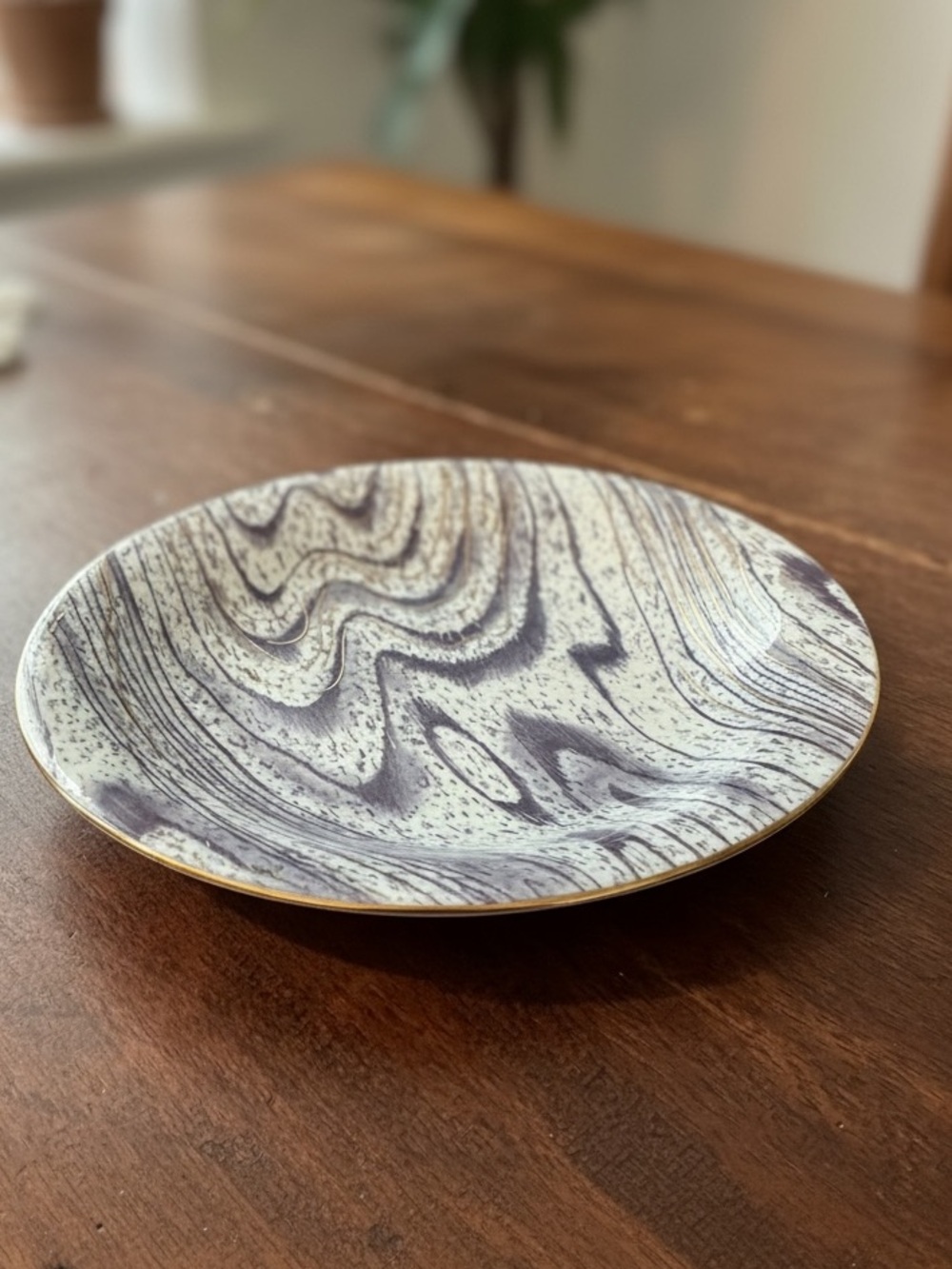 Anthropologie Porcelai
Woodgrain Marbled Purple Gold Iridescent Plate 6.5"